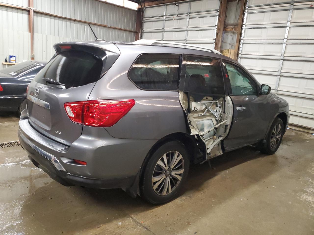 2017 Nissan Pathfinder - Image 3