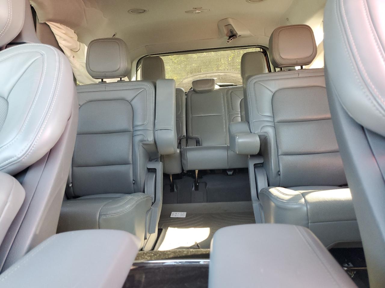 2020 Lincoln Navigator - Image 10