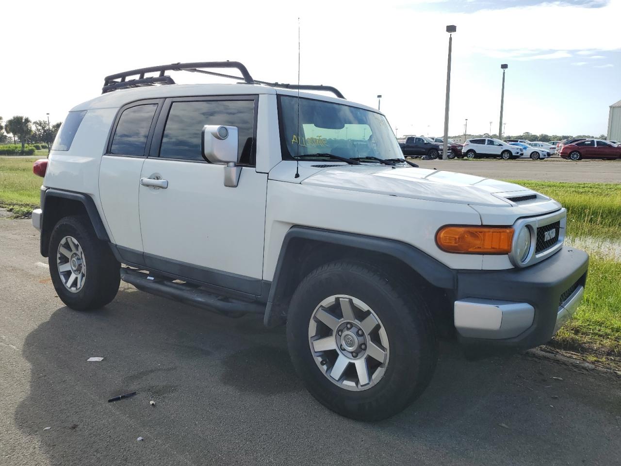 2014 Toyota FJ Cruiser - Image 4