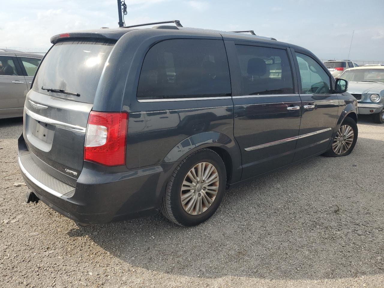 2013 Chrysler Town & Country - Image 3