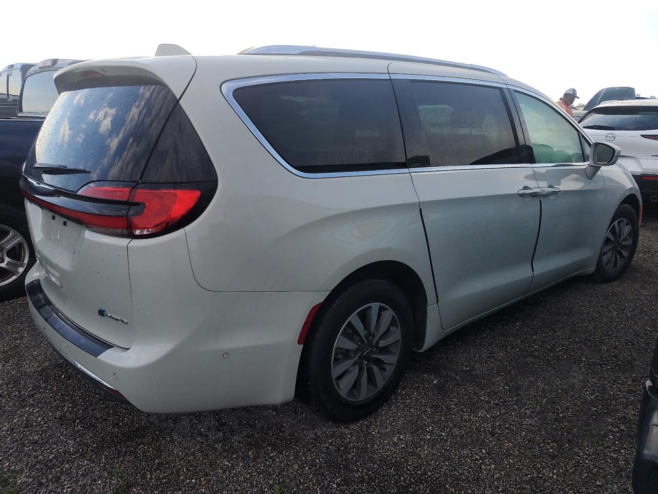 2021 Chrysler Pacifica - Image 3