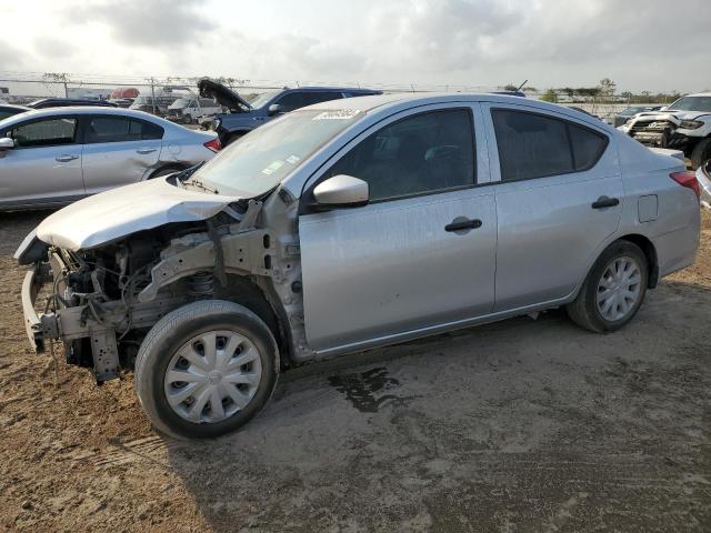  NISSAN VERSA 2018 Сріблястий