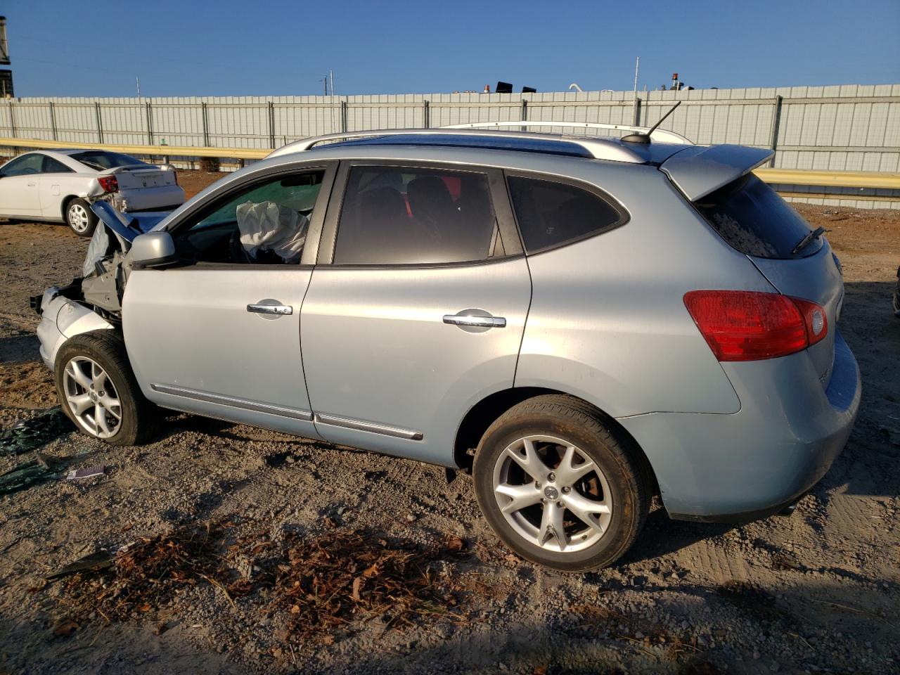 2011 Nissan Rogue - Image 2