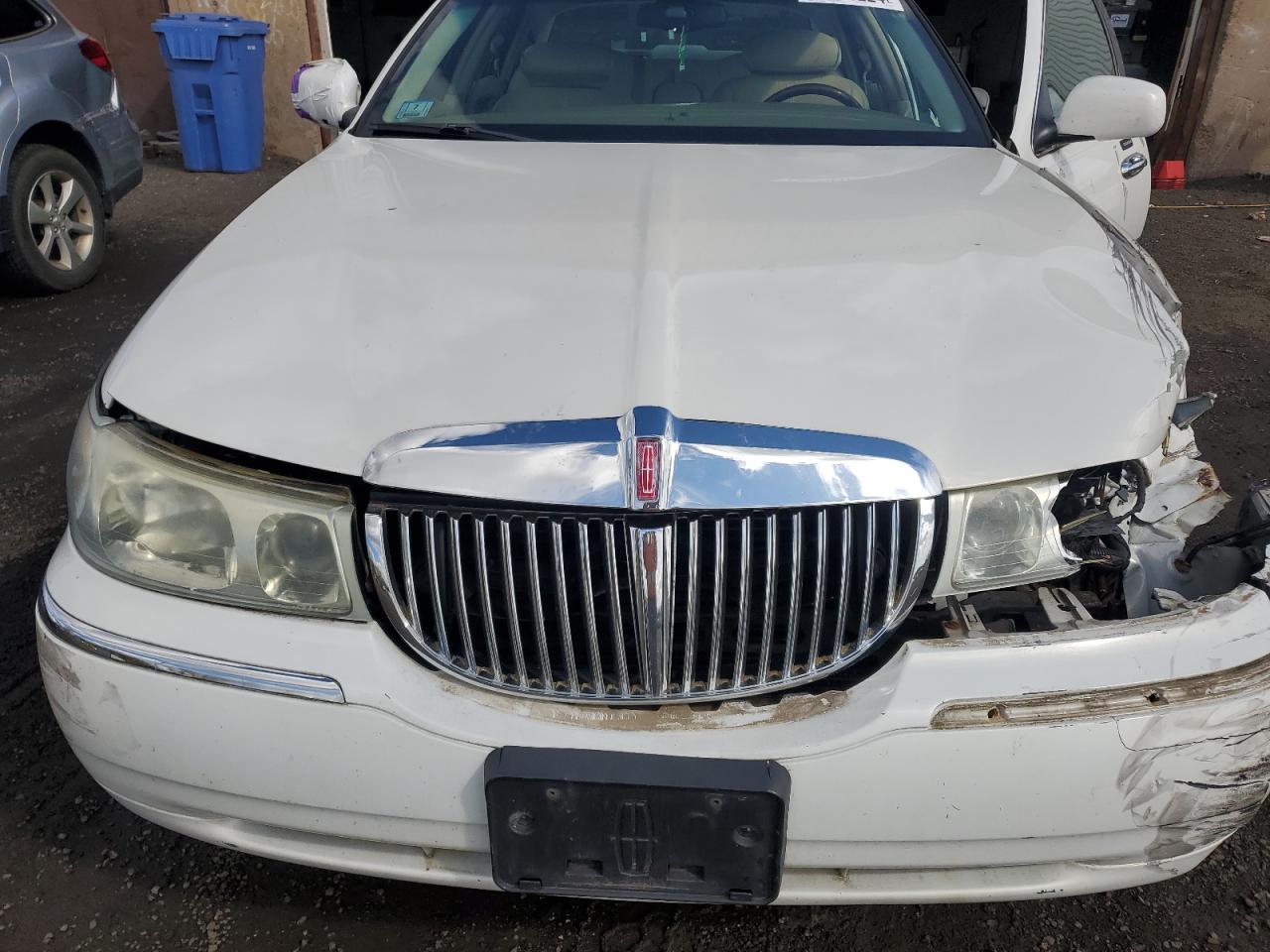 1LNHM82W22Y641836 2002 Lincoln Town Car Signature