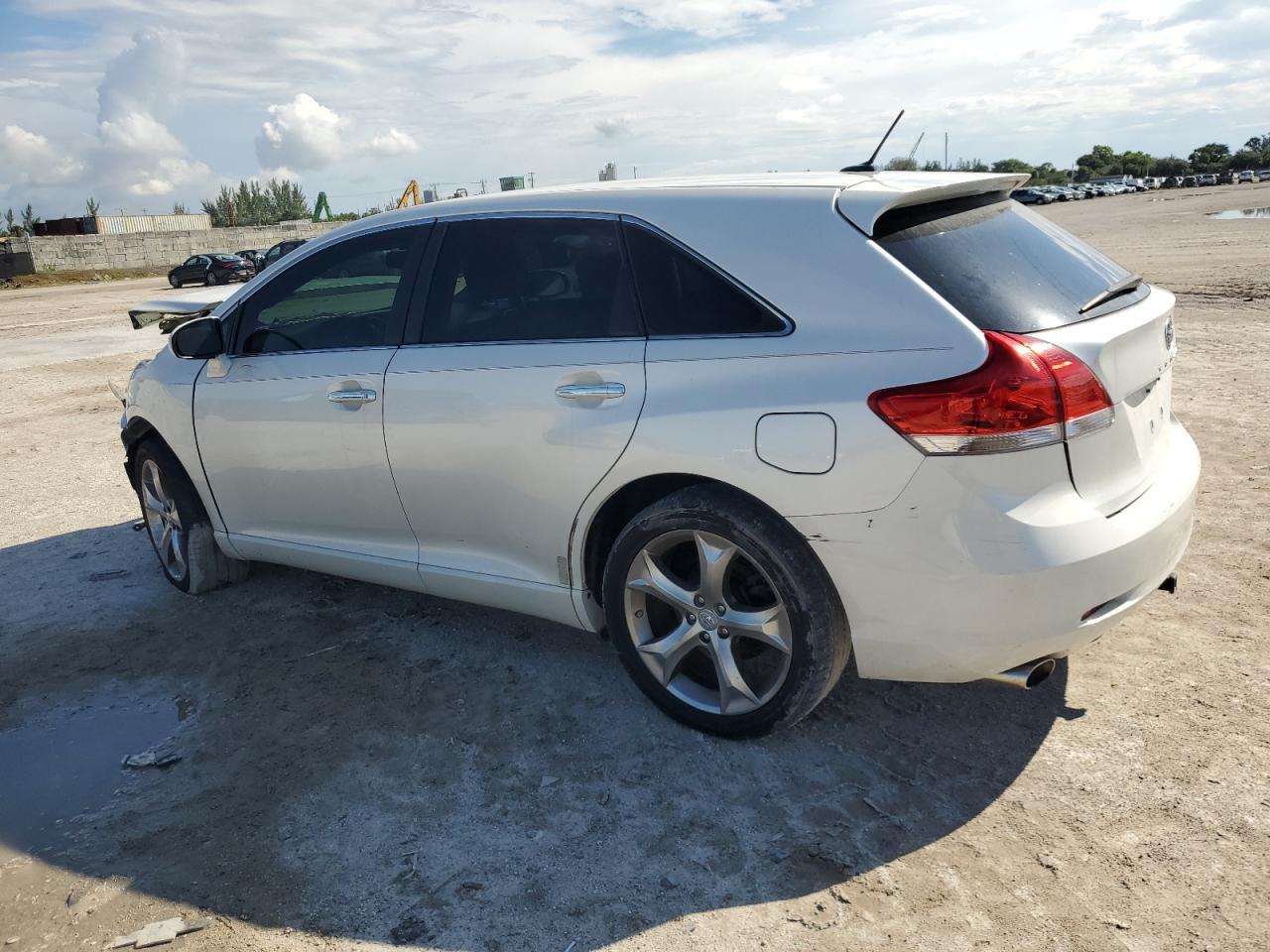 2010 Toyota Venza - Image 2
