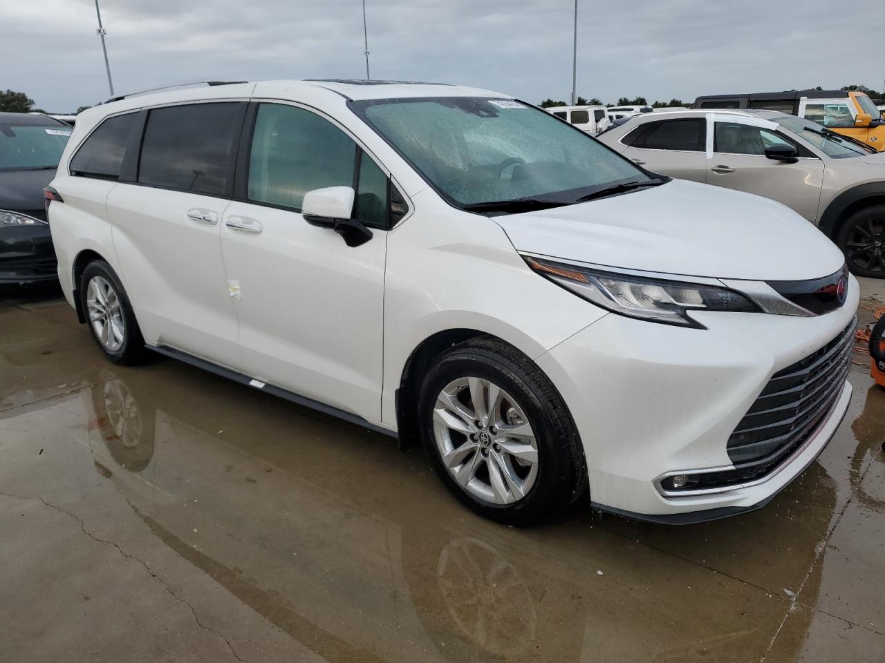 VIN 5TDZRKECXRS208201 2024 TOYOTA SIENNA no.4