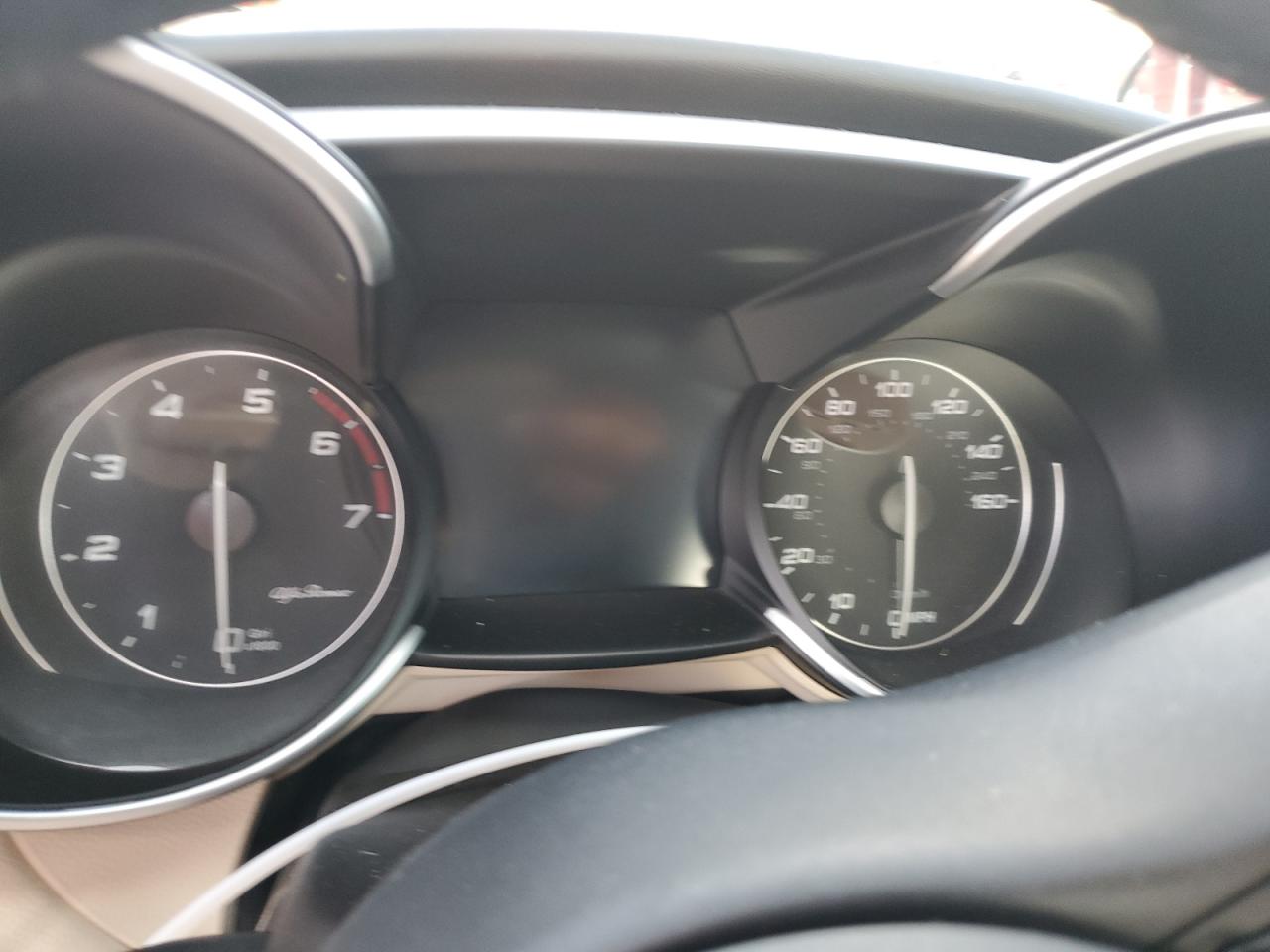 2017 Alfa Romeo Giulia - Image 9