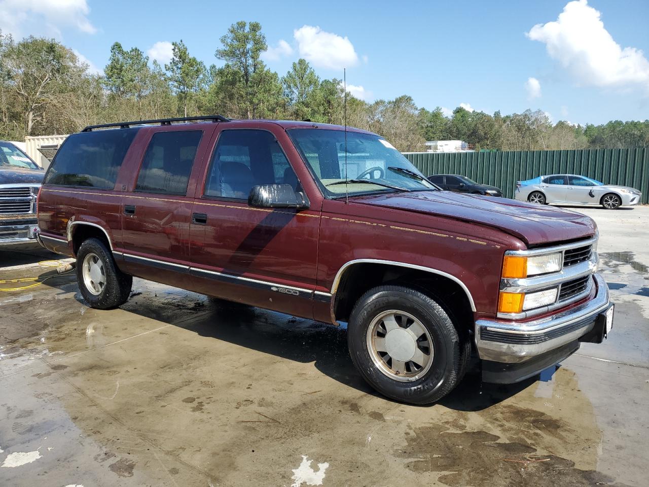 1999 Chevrolet Suburban C1500 VIN: 1GNEC16R5XJ350275 Lot: 74693544