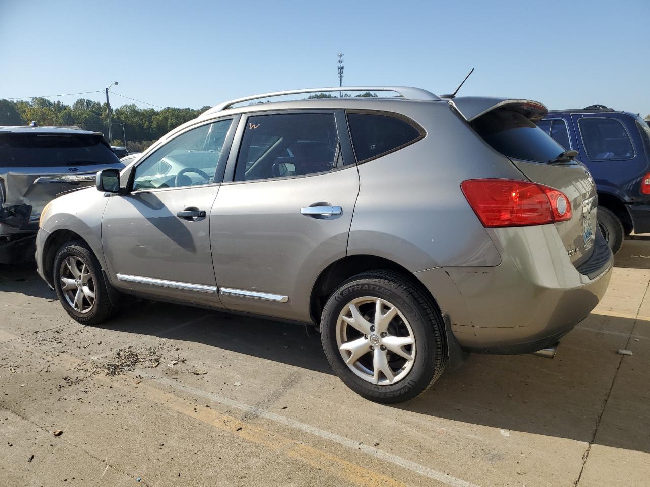 2011 Nissan Rogue - Image 2