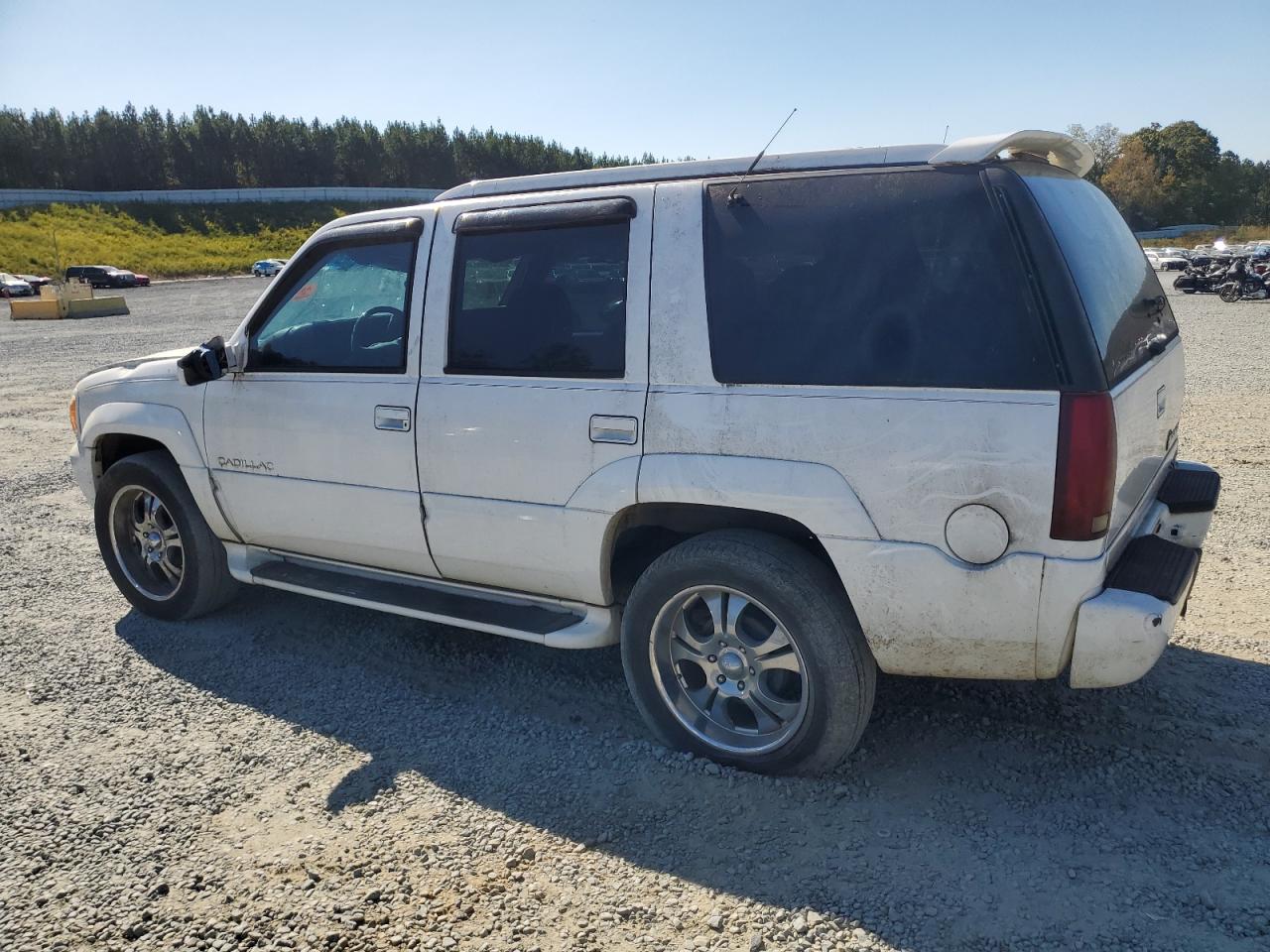 1999 Cadillac Escalade - Image 2