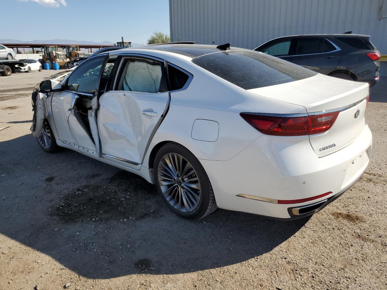2018 Kia Cadenza - Image 2