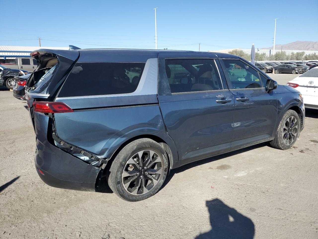 2022 Kia Carnival - Image 3