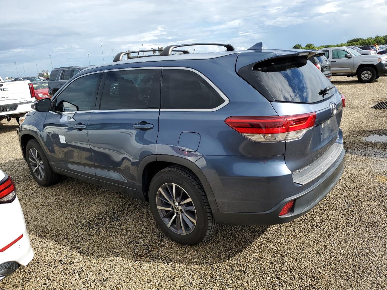 5TDKZRFH6JS239289 2018 TOYOTA HIGHLANDER - Image 2