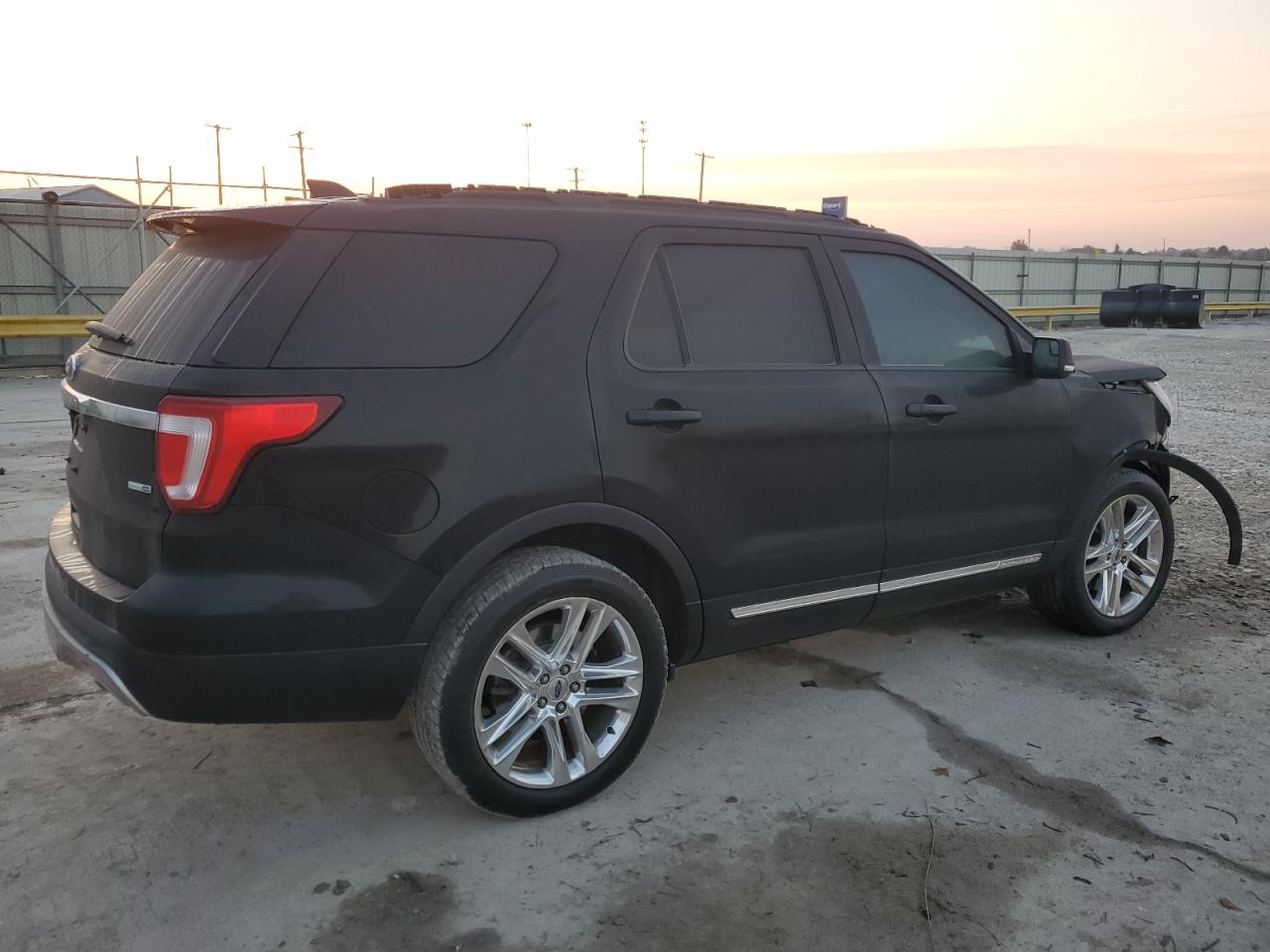 2016 Ford Explorer - Image 3