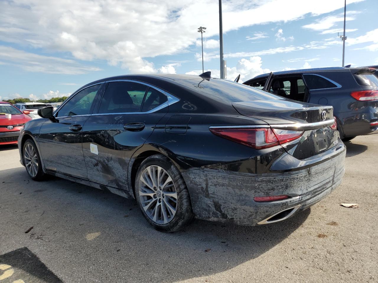 2019 Lexus ES - Image 2