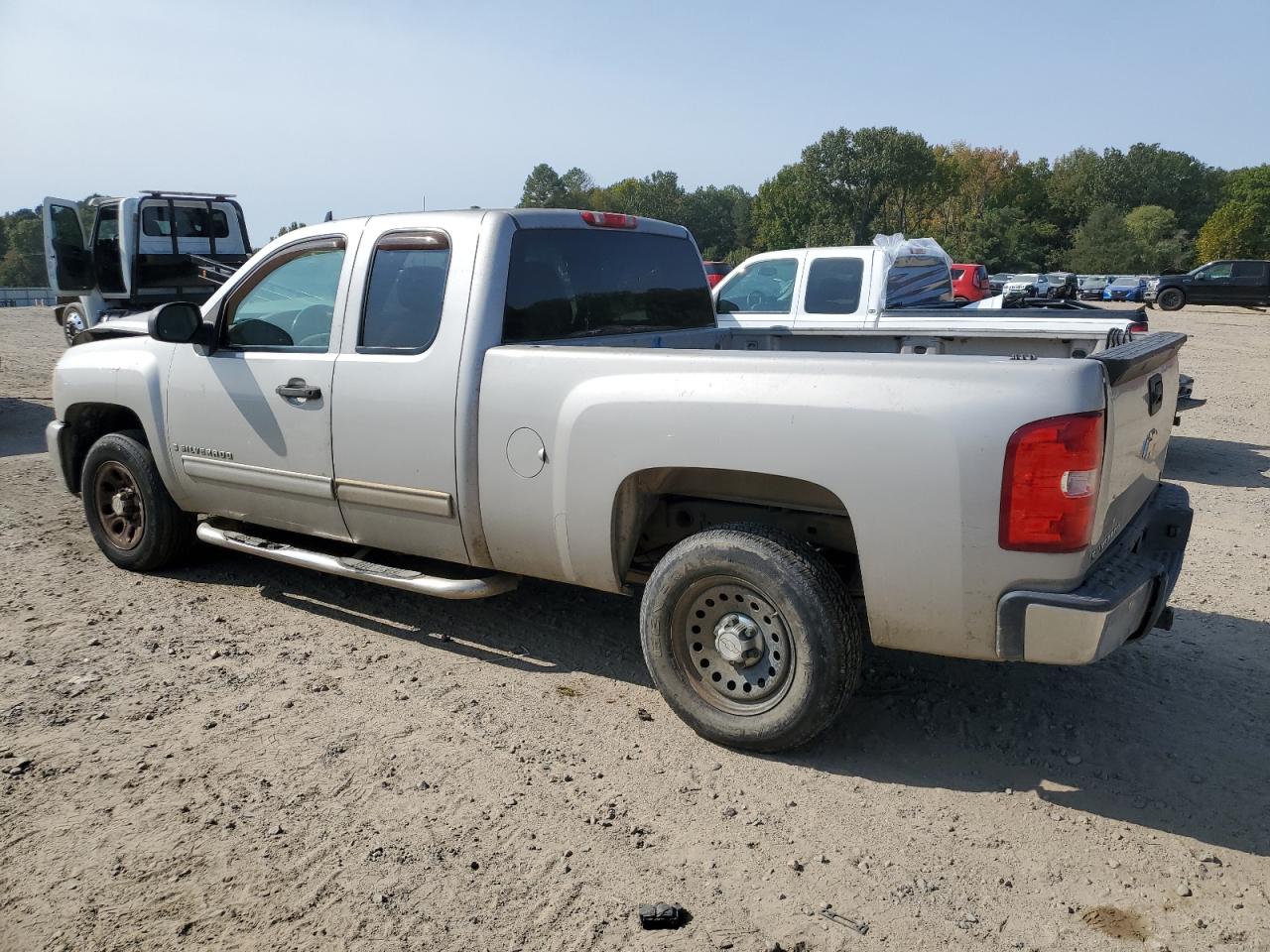 2009 Chevrolet Silverado - Image 2