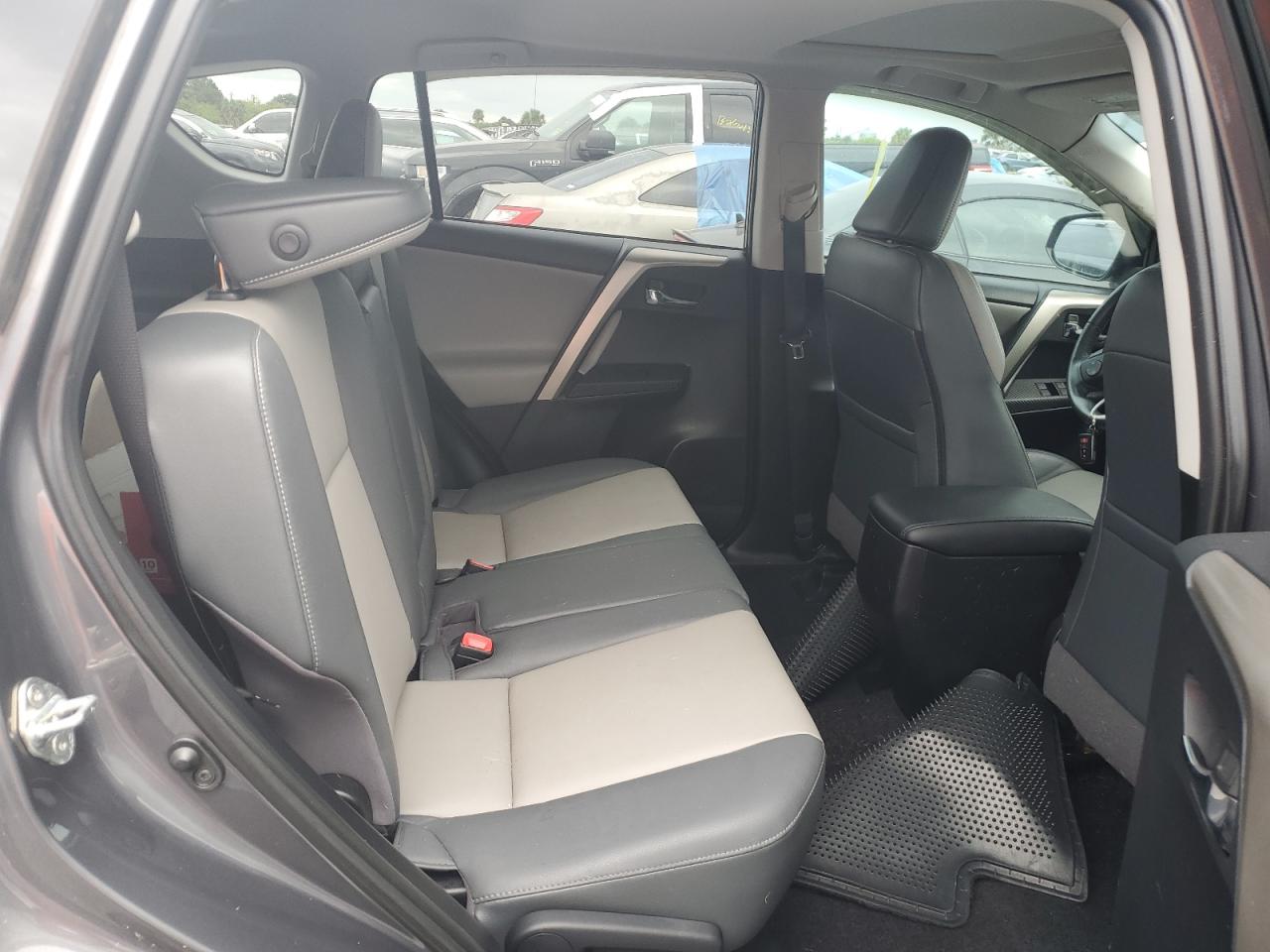 2015 Toyota RAV 4 - Image 11