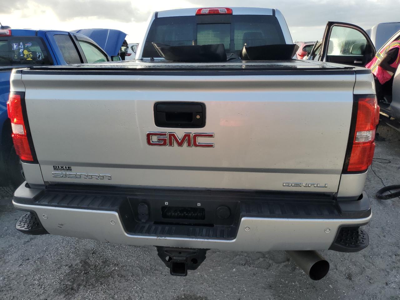 1GT12UEYXJF158946 2018 GMC Sierra K2500 Denali