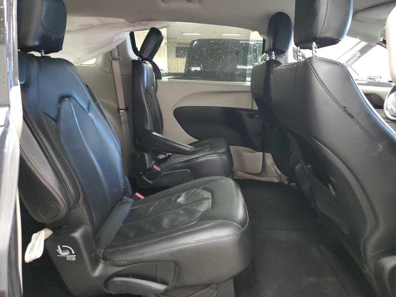 2018 Chrysler Pacifica - Image 11