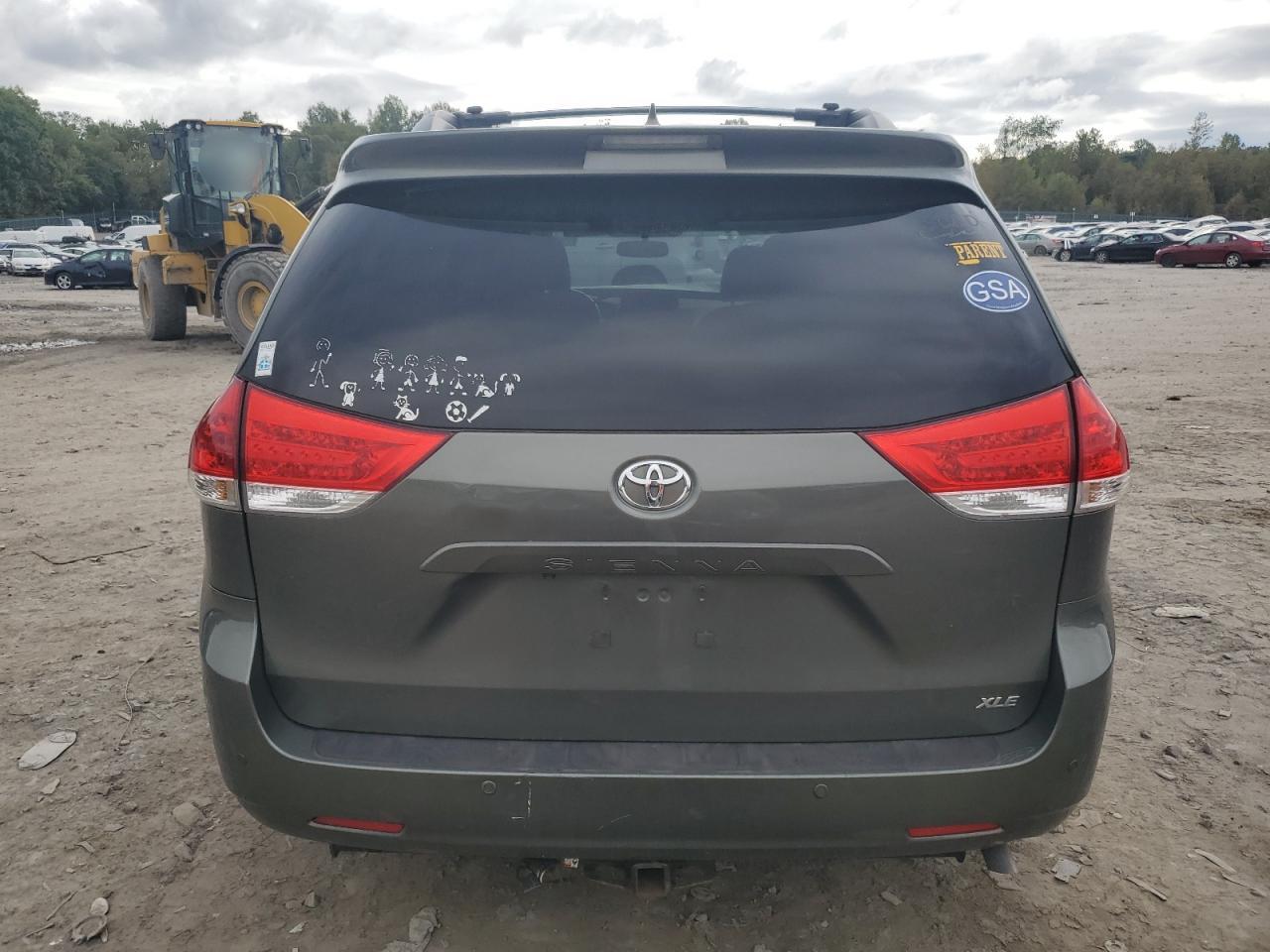 5TDYK3DC4BS037748 2011 Toyota Sienna Xle