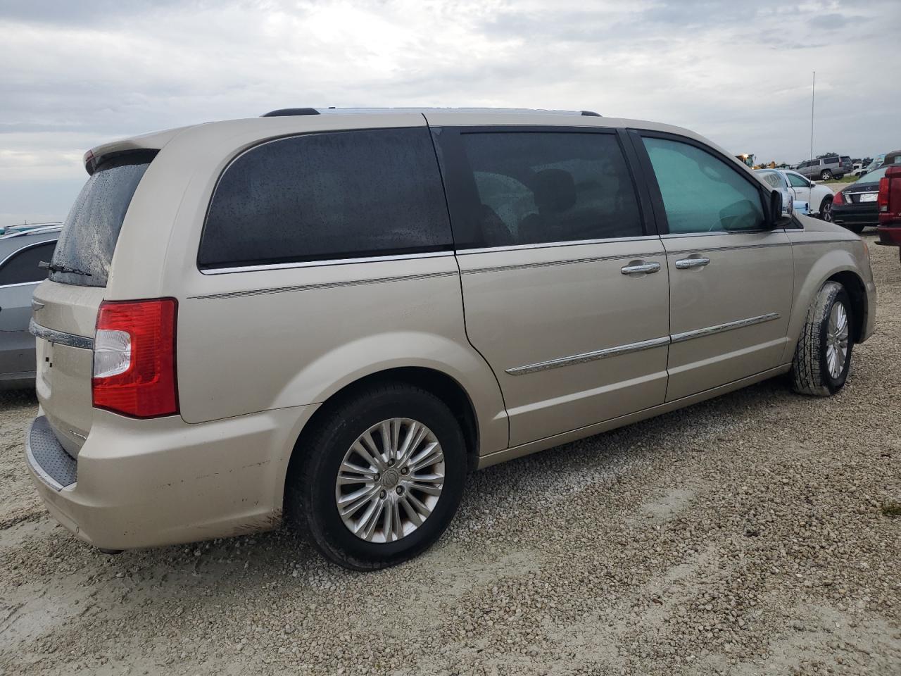 2015 Chrysler Town & Country - Image 3