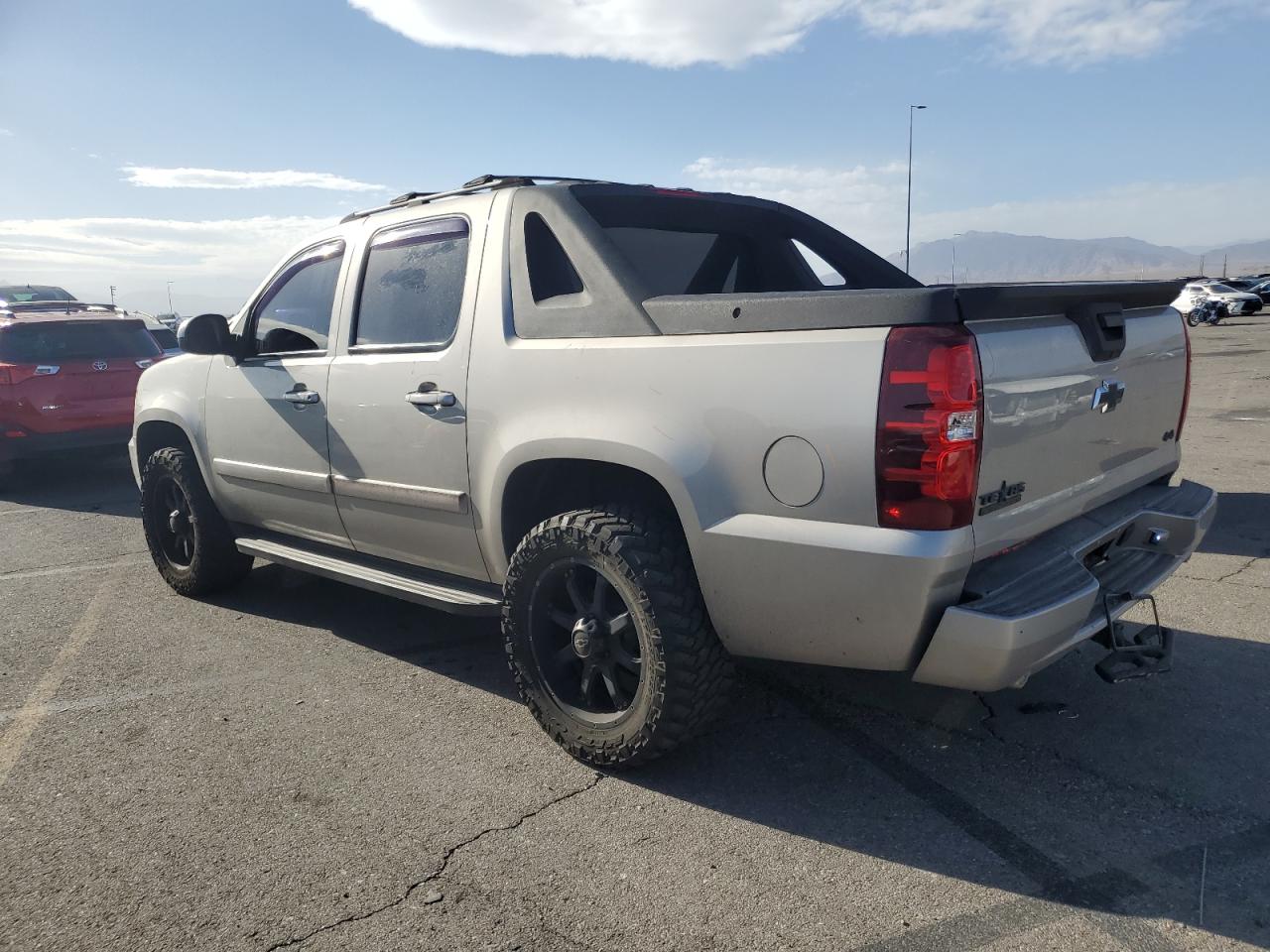 2007 Chevrolet Avalanche - Image 2