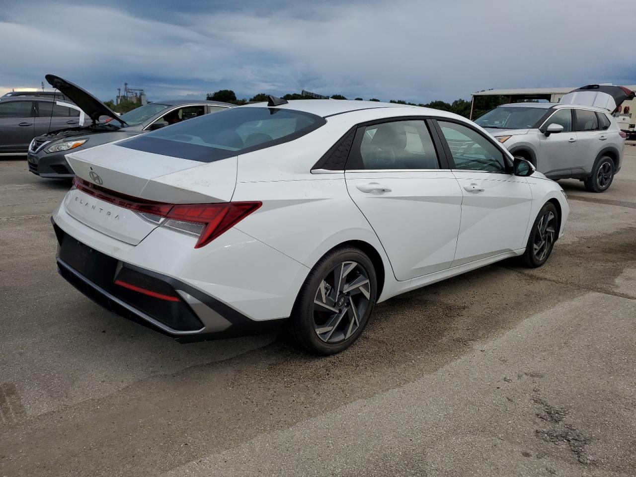 2024 Hyundai Elantra - Image 3