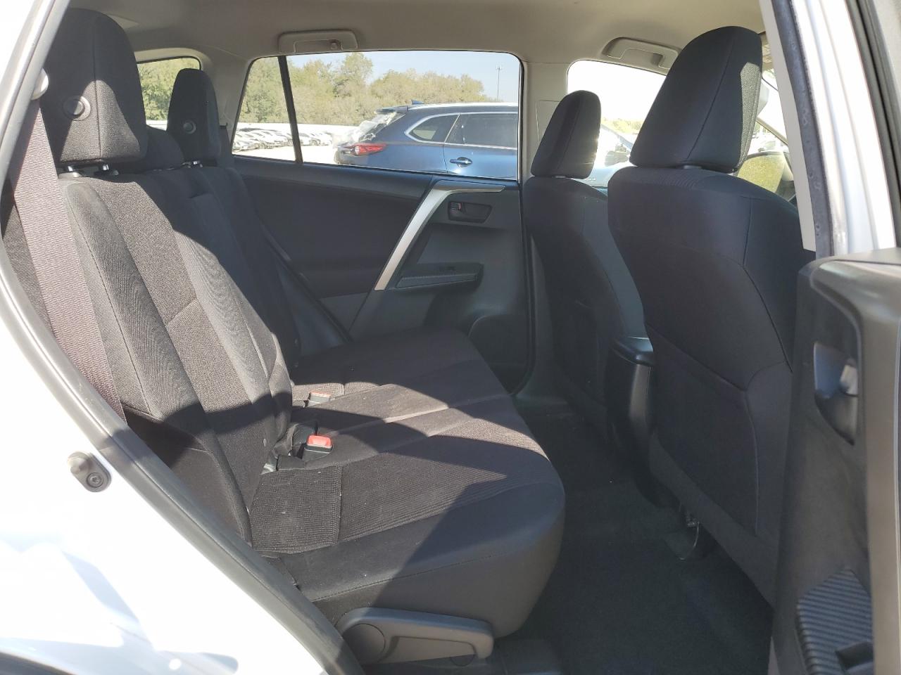 2015 Toyota RAV 4 - Image 12