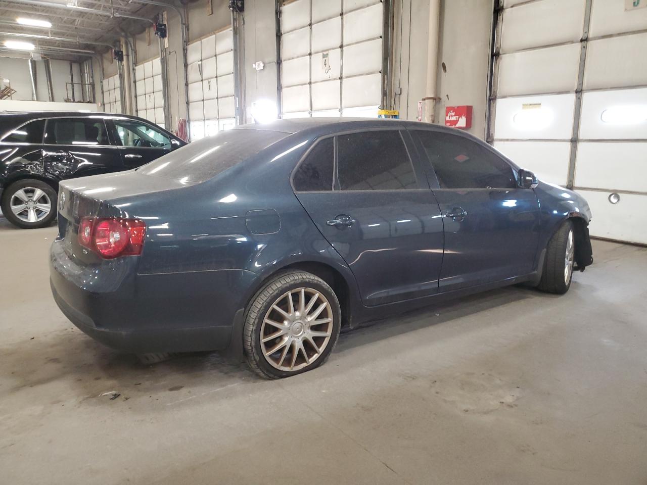 2009 Volkswagen Jetta - Image 3