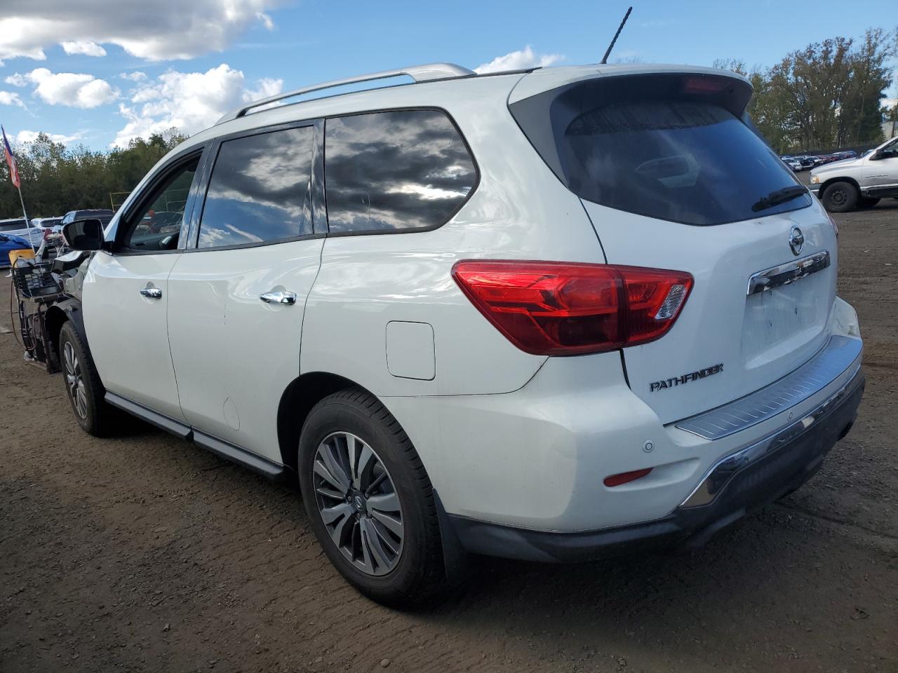 2017 Nissan Pathfinder - Image 2