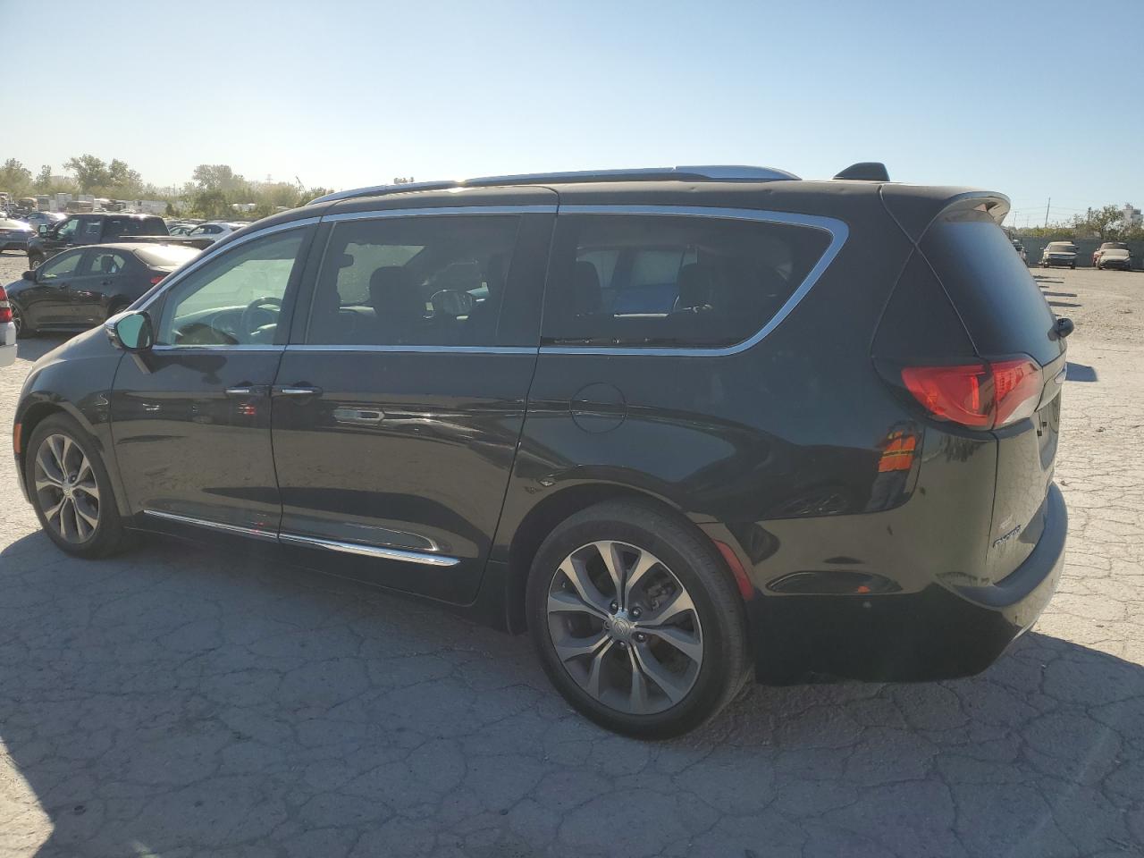 2018 Chrysler Pacifica - Image 2