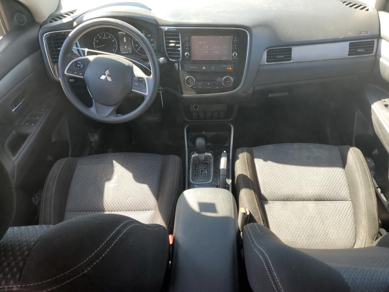 JA4AZ3A30JZ048643 2018 Mitsubishi Outlander Se