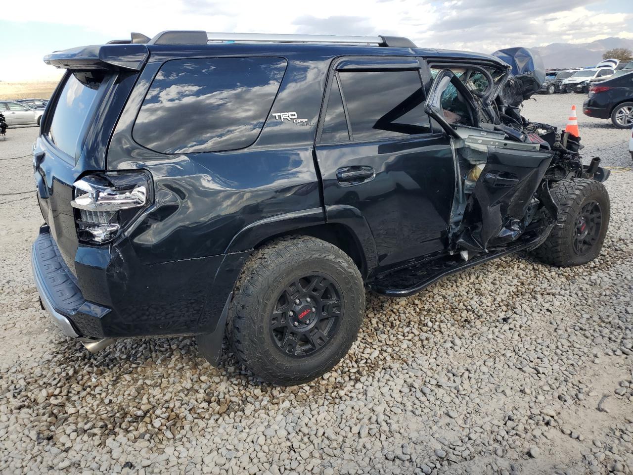 VIN JTEBU5JR8J5515318 2018 TOYOTA 4RUNNER no.3