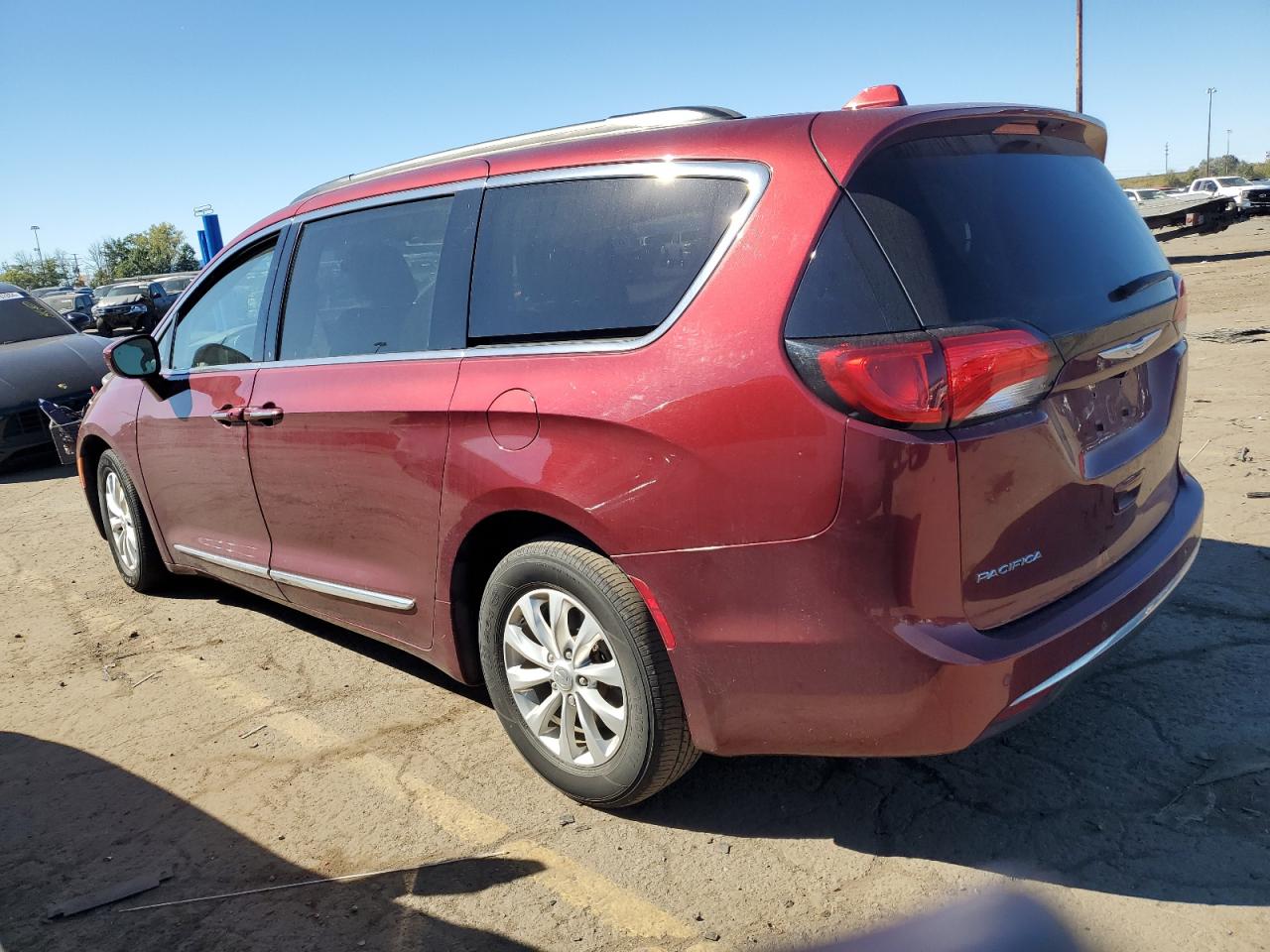 2C4RC1BG1HR823598 2017 CHRYSLER PACIFICA - Image 2