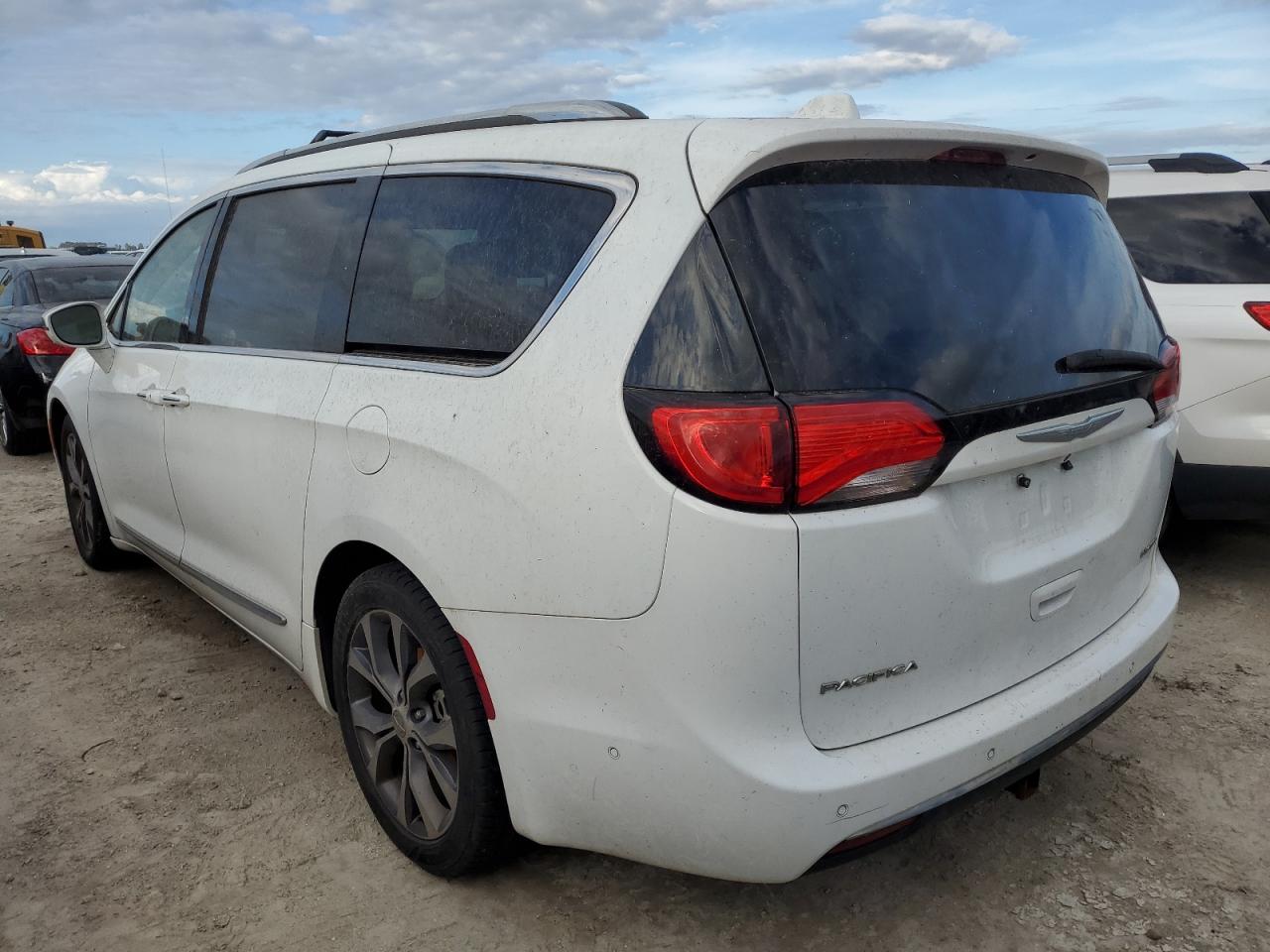2017 Chrysler Pacifica - Image 3