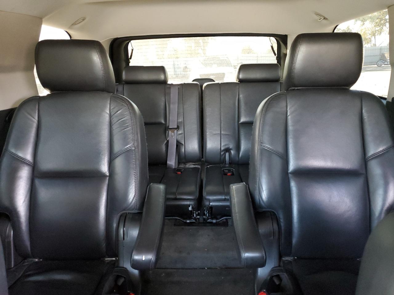 2011 Cadillac Escalade - Image 10