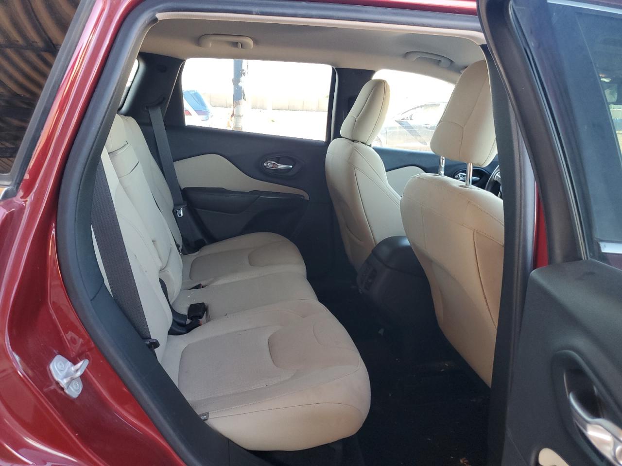 2016 Jeep Cherokee Latitude VIN: 1C4PJLCB1GW208227 Lot: 82637965