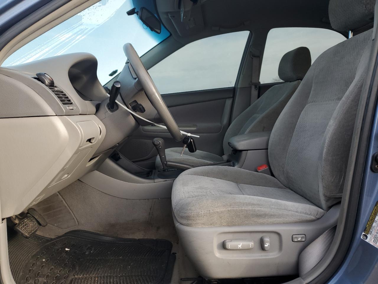 2004 Toyota Camry Le VIN: 4T1BF32K14U586371 Lot: 82438215