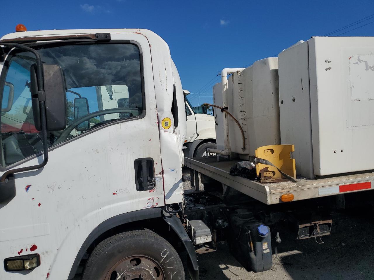2011 Isuzu Npr VIN: JALB4W171B7402257 Lot: 89675585