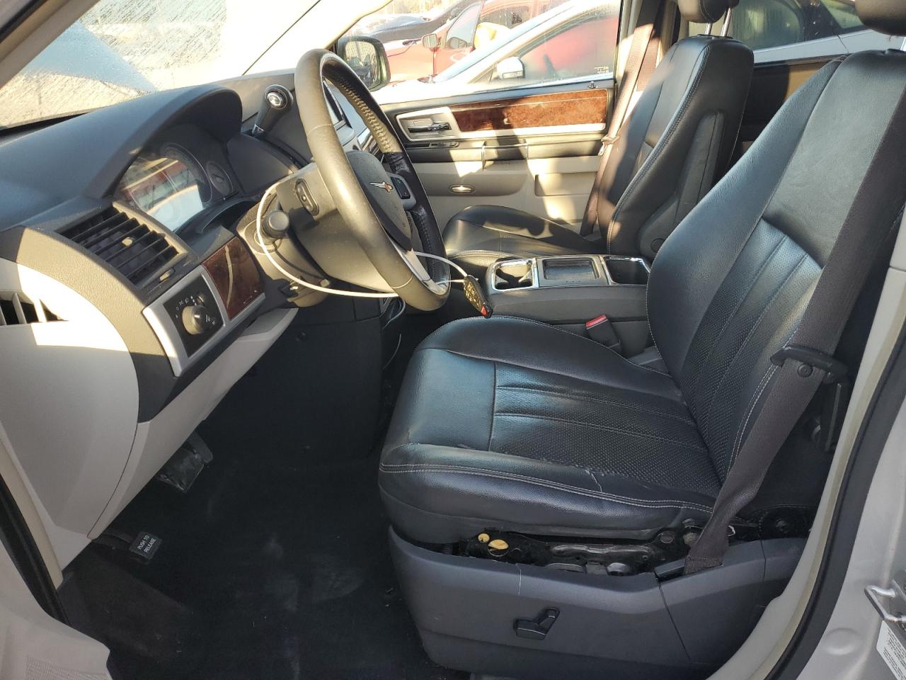 2010 Chrysler Town & Country Touring Plus VIN: 2A4RR8D1XAR496098 Lot: 83935055