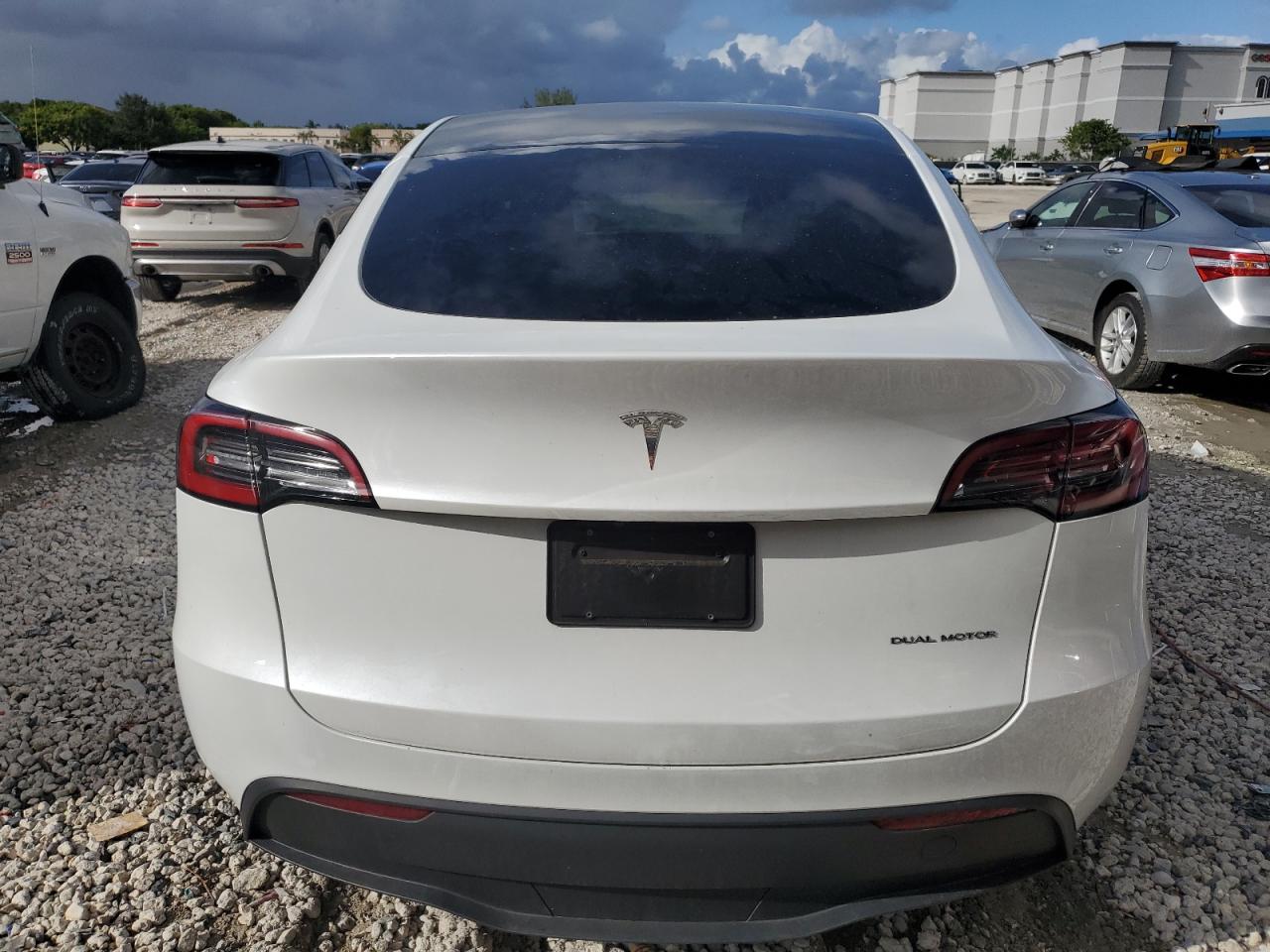 2024 Tesla Model Y VIN: 7SAYGDEE8RA235531 Lot: 84425055