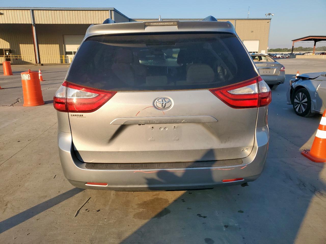 2018 Toyota Sienna Le VIN: 5TDKZ3DC7JS901370 Lot: 84625955
