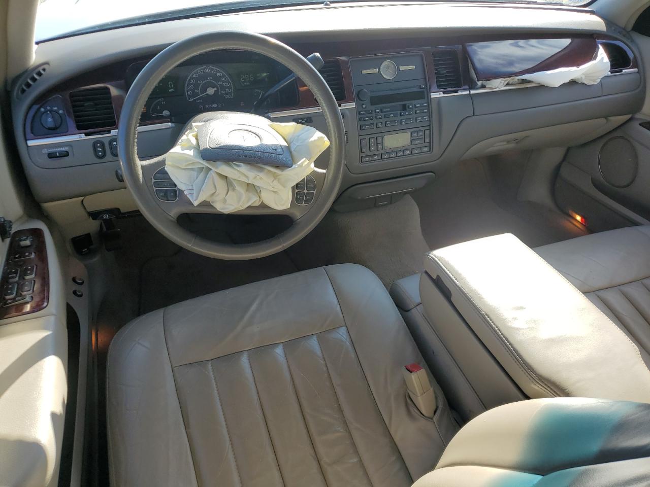 2004 Lincoln Town Car Executive VIN: 1LNHM81W84Y687675 Lot: 90721985