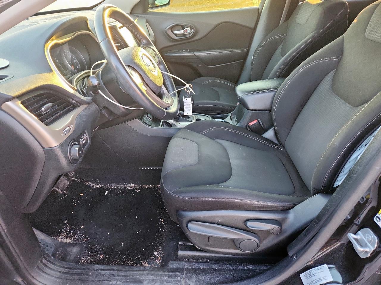 2015 Jeep Cherokee Latitude VIN: 1C4PJLCB0FW607712 Lot: 84983545