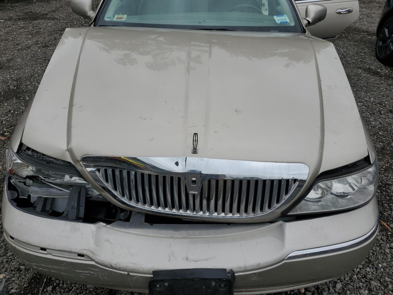 2004 Lincoln Town Car Executive VIN: 1LNHM81W64Y687299 Lot: 84981395