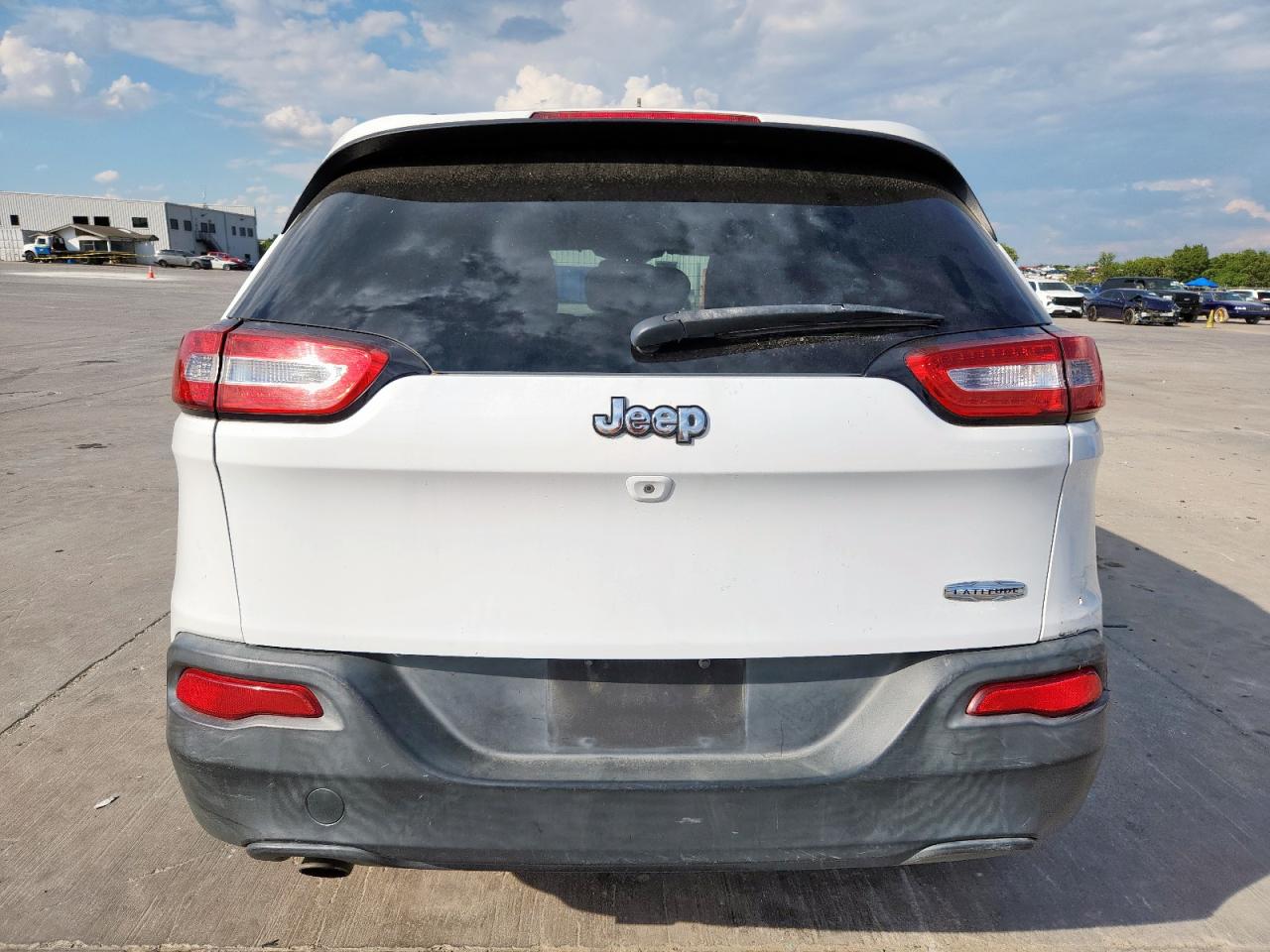 2015 Jeep Cherokee Latitude VIN: 1C4PJLCB8FW617310 Lot: 82267685