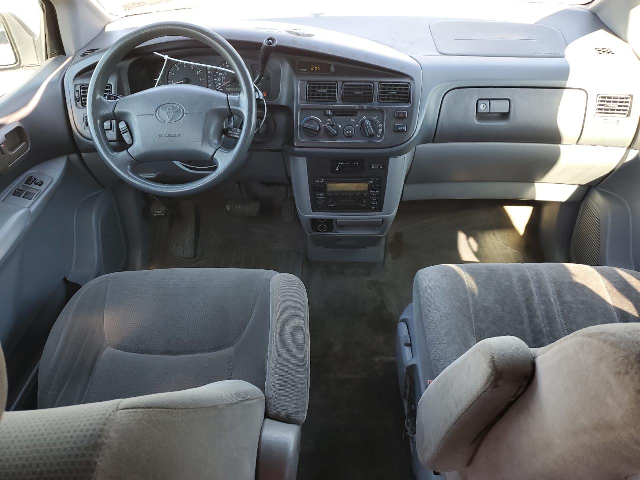 2000 Toyota Sienna Le VIN: 4T3ZF13C6YU192064 Lot: 82363165