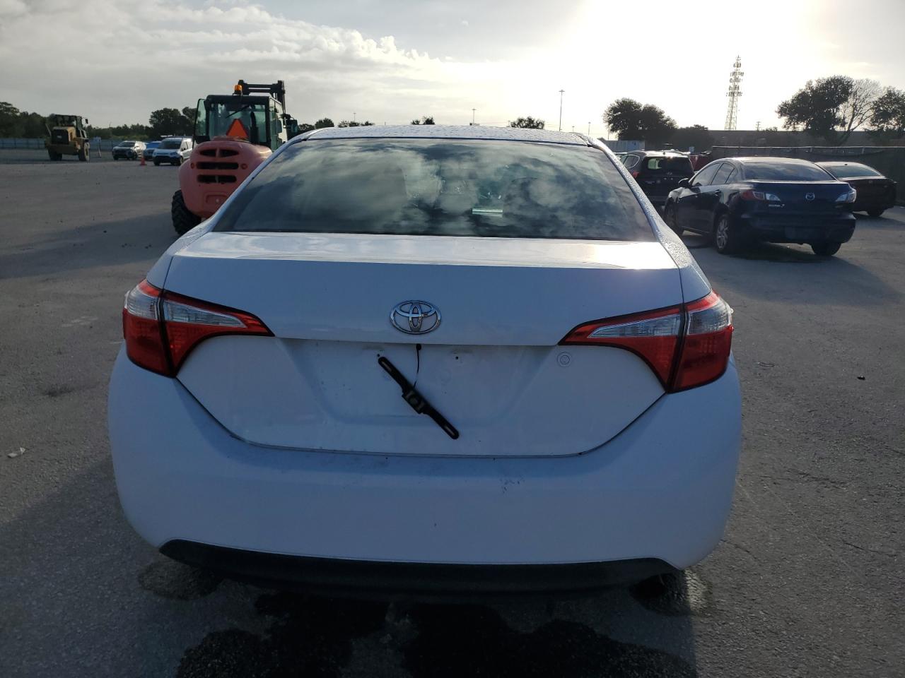 2015 Toyota Corolla L VIN: 5YFBURHEXFP335024 Lot: 85568095