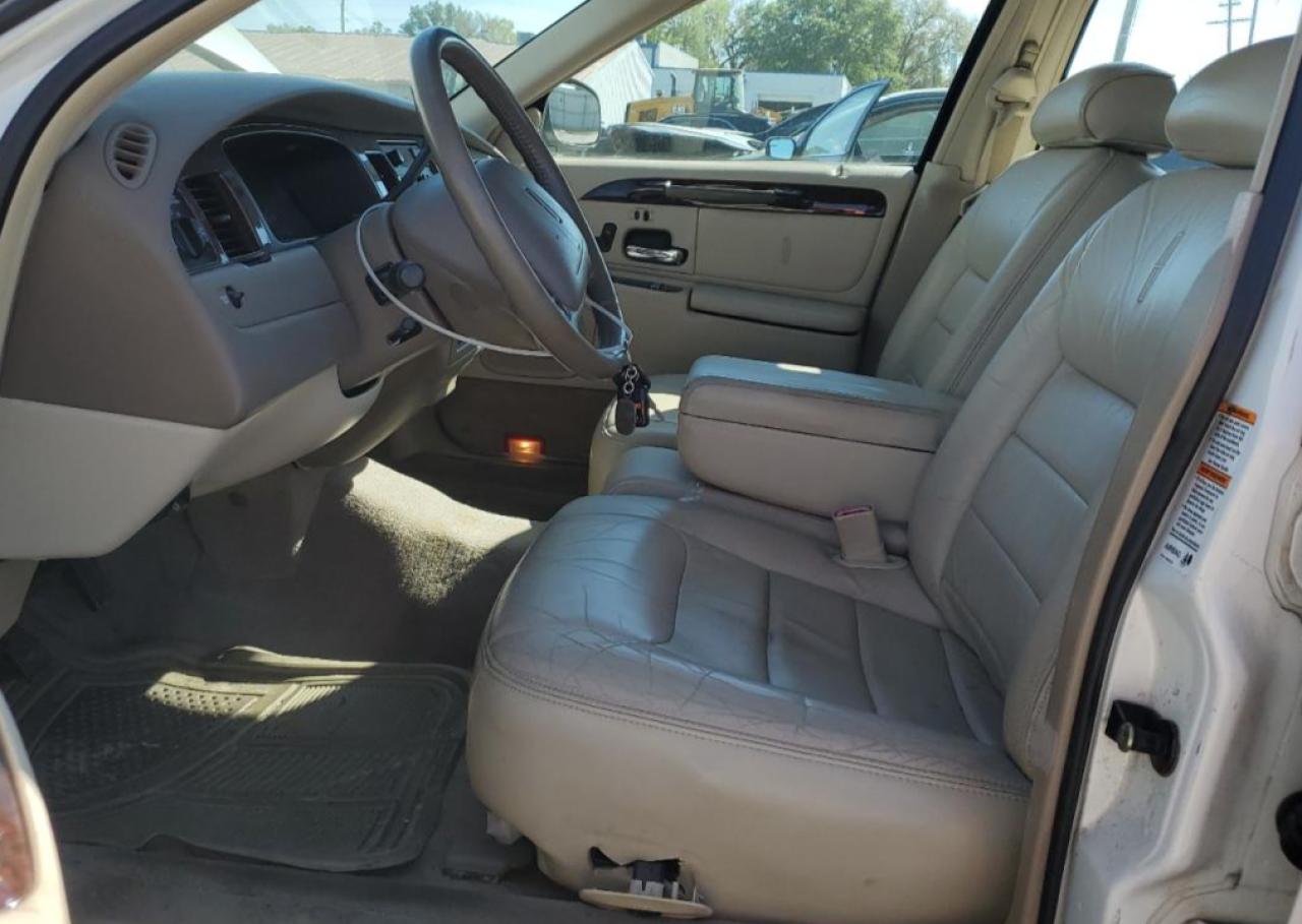 2000 Lincoln Town Car Signature VIN: 1LNHM82W8YY878050 Lot: 84949965