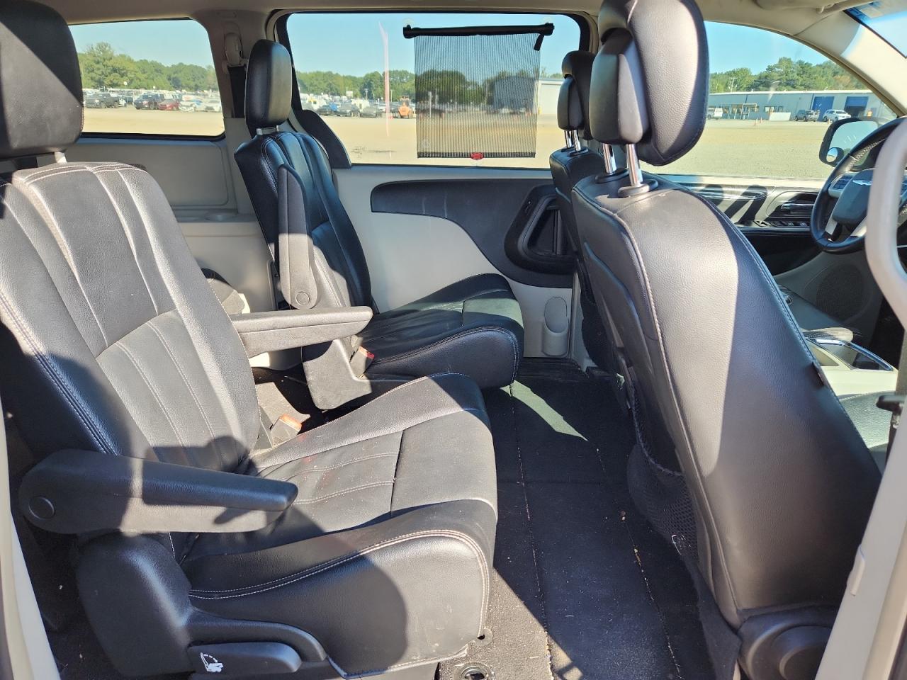 2015 Chrysler Town & Country Touring VIN: 2C4RC1BG1FR560347 Lot: 85878675